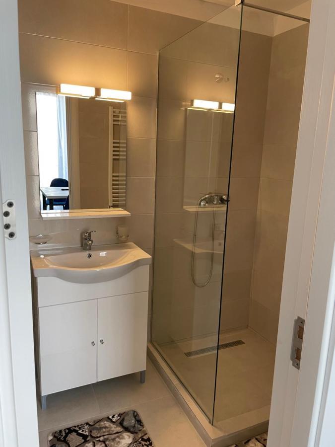 Aquazure Studio Residence นาโวดาริ ภายนอก รูปภาพ